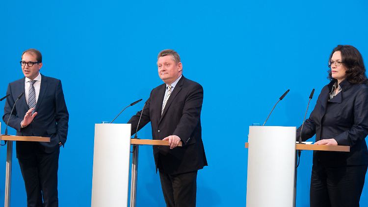 CSU-Generalsekretär Dobrindt (v.li.), CDU-Generalsekretär Gröhe und SPD-Generalsekretärin Nahles geben gemeinsam Auskunft über den Stand der Verhandlungen.