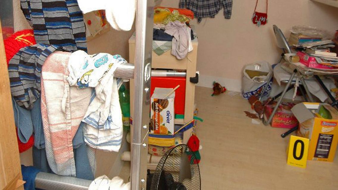 ... und in einem Verlies im niederösterreichischen Strasshof unter der Garage seines Kidnappers gefangen gehalten und schwer misshandelt worden.