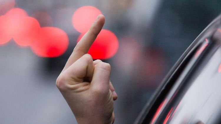 Nicht provozieren lassen: Auf Gesten wie diese reagieren Autofahrer zu ihrer eigenen Sicherheit lieber gelassen statt aggressiv.