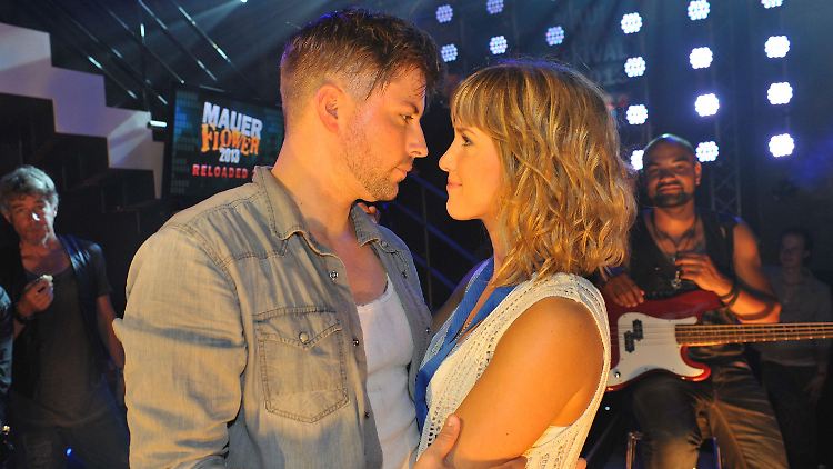 Ihre Liebe wird bei GZSZ bald keine Rolle mehr spielen: John (Felix von Jascheroff) und Pia (Isabell Horn).