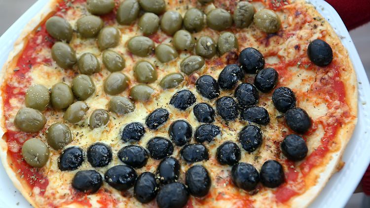 Teilnehmer der ursprünglichen Pizza-Connection berichten, dass es tatsächlich gar keine Pizza bei den Treffen gab. Auf der Speisekarte standen Pasta und Wein.