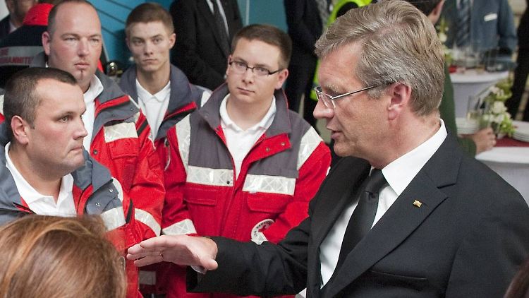 Wulff dankt Helfern des Deutschen Roten Kreuzes für ihren Einsatz.