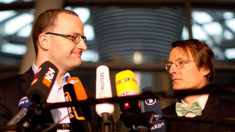 Jens Spahn (l.) und Karl Lauterbach verkünden die Einigung im Reichstag.