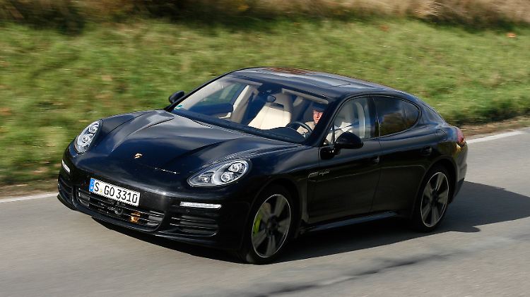 Als erstes Modell in seinem Segment fährt der Panamera dank Plug-in-Hybridtechnik mit voll aufgeladener Batterie 18 bis 36 Kilometer lokal emissionsfrei.
