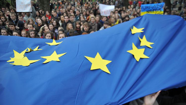 Studenten in der Stadt Lviv demonstrieren gegen den EU-feindlichen Kurs ihrer Regierung.