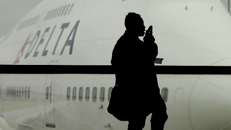 Ein kleiner Schritt für die Behörde, ein großer für Fluggesellschaften, Gerätehersteller und Passagiere: Die "electronic devices" dürfen womöglich schon bald ohne Unterbrechung laufen.