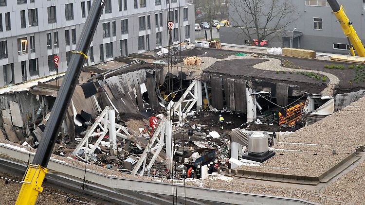 Auf einer Fläche von mindestens 500 Quadratmetern brach das Flachdach zusammen.