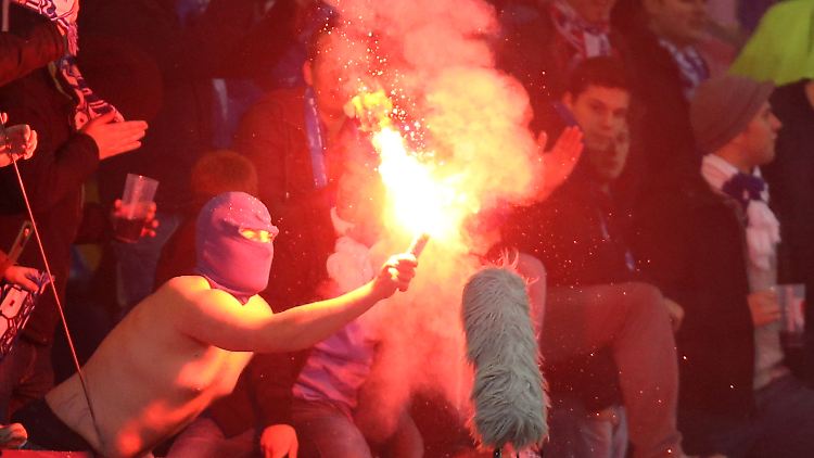 Die Bielefelder Platzherren boten eine traurige Vorstellung - dafür zündeten die Anhänger der Gäste ein Bengalisches Feuer an.