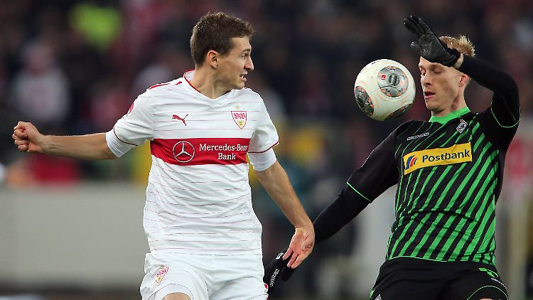 Daniel Schwaab vom VfB (l.) im Zweikampf mit dem Borussen Oscar Wendt.