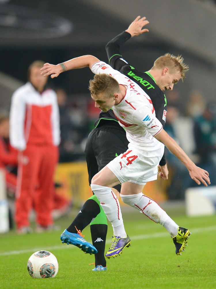 Stuttgarts Alexandru Maxim (l.) und Oscar Wendt boten dann auch noch eine kleine Tanzeinlage um den Ball.