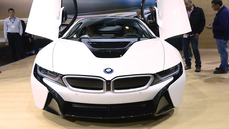 Der "progressivste Sportwagen der Welt": Auf der Automesse in Los Angeles bestaunen Fachbesucher einen BMW "i8 Hybrid".