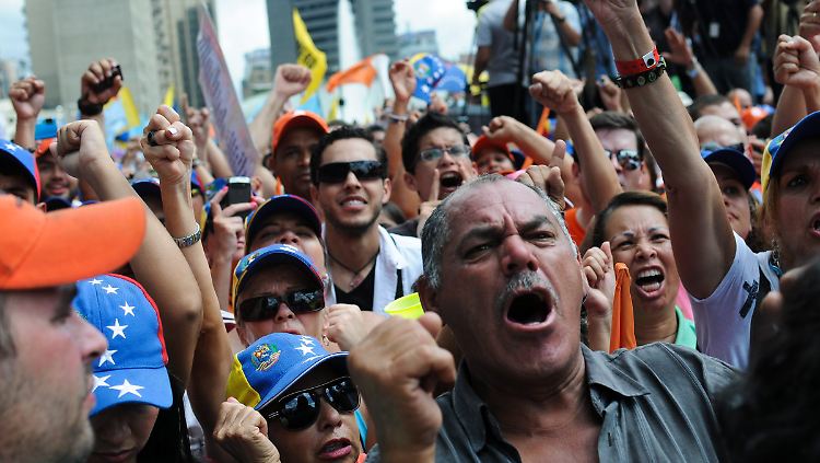 Tausende Venezolaner sind wütend. Sie wollen verhindern, dass Präsident Maduro seine neuen Sondervollmachten nutzt.