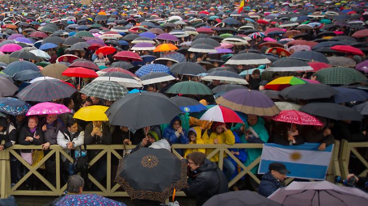 Letzte Option Regenschirm - noch schaffen es die Römer ohne.
