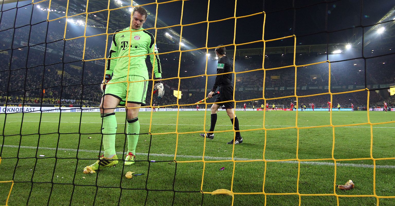 Mit "Traditionen" sollte man nicht brechen. Deshalb flogen Bananen auf das Tor von Bayern-Keeper Manuel Neuer, wie einst zu Zeiten Oliver Kahns. Der durfte sich stets von Affenlauten begrüßen lassen.