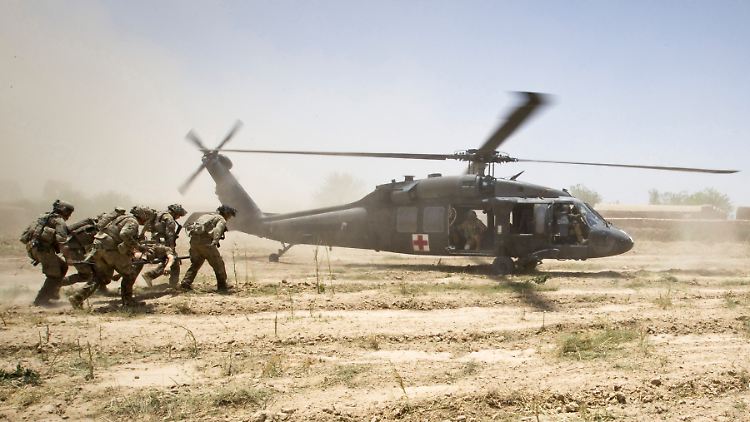Der Afghanistan-Einsatz bedeutet für die Soldaten immer noch Lebensgefahr: Hier bringen sie einen verwundeten Kameraden zu einem Hubschrauber.