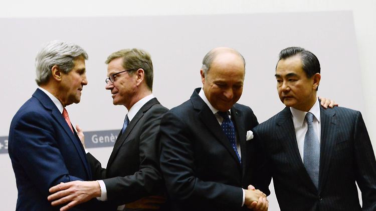 Erleichterung nach der Einigung: US-Außenminister Kerry und Westerwelle beglückwünschen sich.