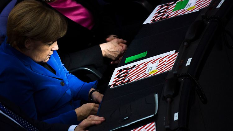 Gebündelte Aufmerksamkeit für Merkel: Wenn die Kanzlerin telefoniert, hören viele Ohren mit.