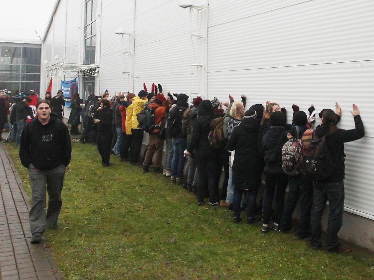 Dutzende Demonstranten trommeln gegen die Hallenwände. Den Kongress in Schkeuditz konnten sie so aber nur kurzzeitig stören.