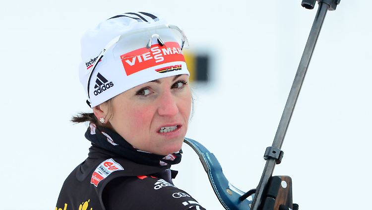 Bedient: Routinier Andrea Henkel nach dem Fahrkarten-Festival in Östersund.