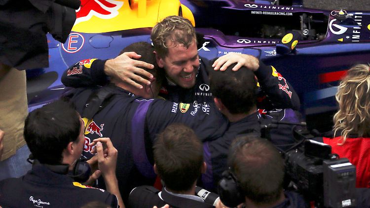 Kommt an meine Brust! Vettel herzt die Kollegen. 