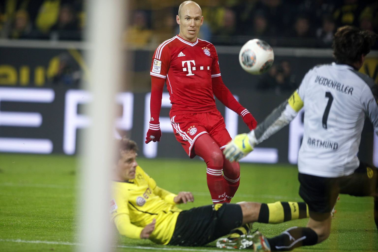 Im Bundesliga-Gigantenduell wird Borussia Dortmund vom FC Bayern im eigenen Stadion zum Zwergriesen geschrumpft.