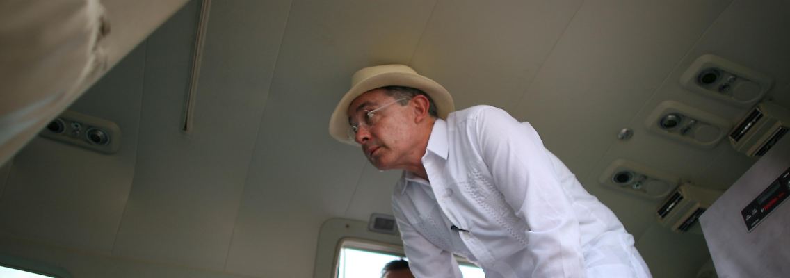 Uribe in einem Sanitätsflugzeug.
