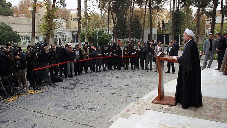 Pressekonferenz in Teheran Irans Präsident Hassan Rohani spricht nach der Einigung zu den Medien.
