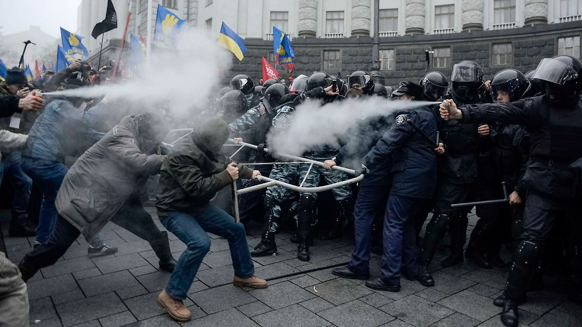 2013-11-24T210222Z_2028699847_GM1E9BP02FG01_RTRMADP_3_UKRAINE-EU.JPG1548640746441037680.jpg