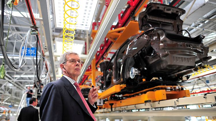 Zu Besuch bei den Chinesen: PSA-Chef Philippe Varin bei einer Werksbesichtigung bei Dongfeng Peugeot Citroen Automobile in Wuhan (Archivbild).