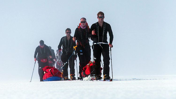 Prinz Harry (r.) führt das Team "Glenfiddich" an. Die Gruppe trainierte vorher in Island.