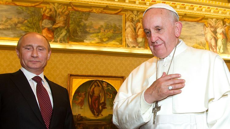Putin (l.) und Franziskus (r.) sprachen über Syrien und christliche Minderheiten in der Welt, hieß es. 