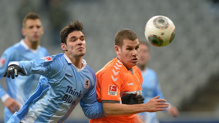 Christopher Schindler (l.) und seine Löwen entführten die drei Punkte aus Fürth - Ognjen Mudrinski (r.) und seine Team-Kollegen haben die Tabellenführung verpasst. 