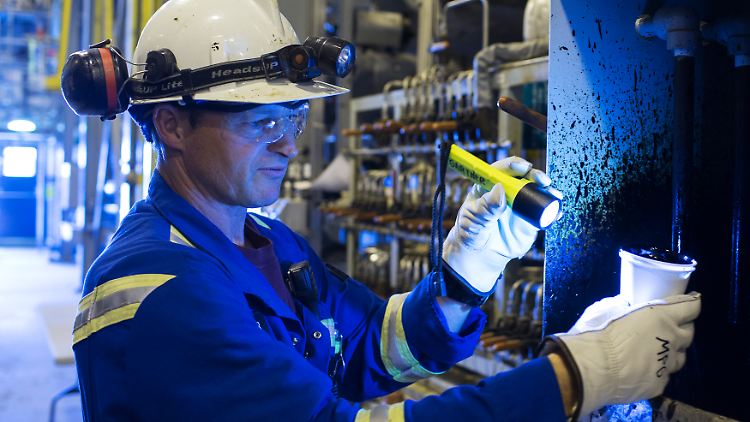 Sichtkontrolle in der Schwerölproduktion in einem Werk von Cenovus Energy südlich von Fort McMurray in kanadischen Provinz Alberta.