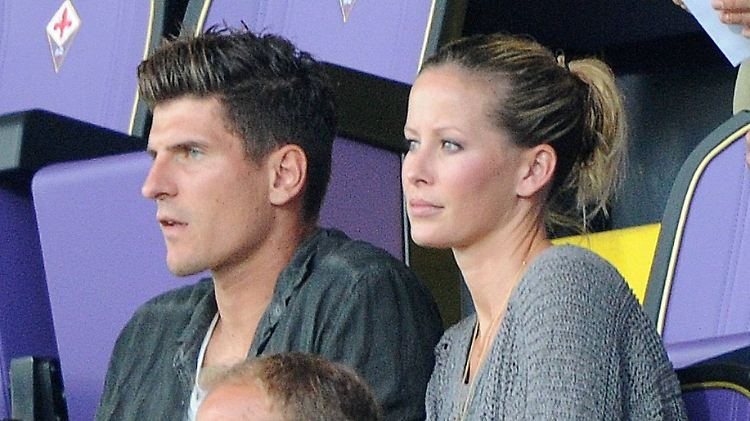 Noch immer zum Zuschauen verdammt: Mario Gomez mit seiner Freundin.