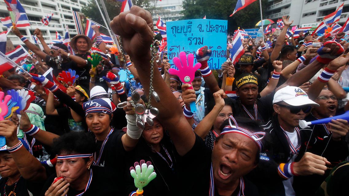 2013-11-26T085322Z_57575008_GM1E9BQ1AQ901_RTRMADP_3_THAILAND-PROTEST.JPG7901675969513620418.jpg