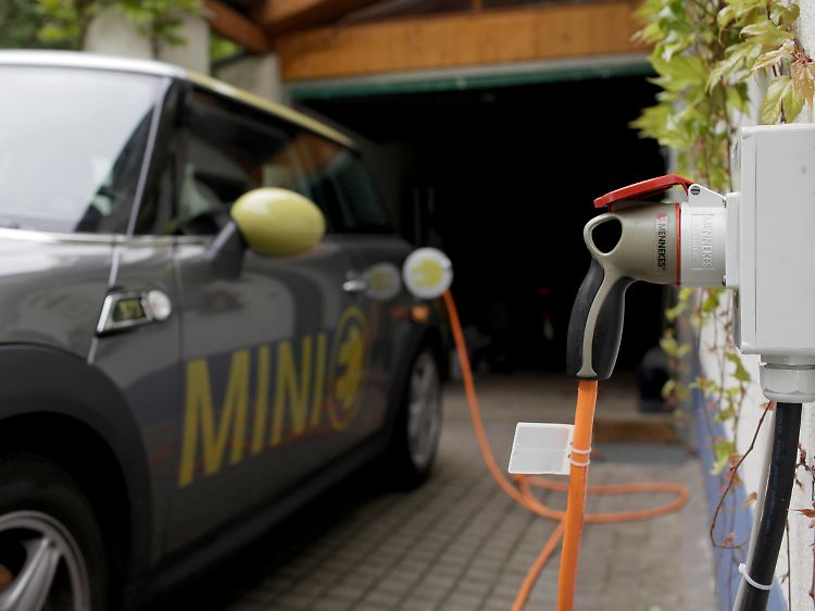 Noch müssen Fahrer von Eelktroautos mehrere Stunden auf eine volle Batterie warten.