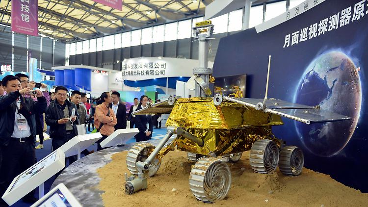 Modell des Mondrovers auf der 15. China International Industry Fair in Schanghai, am 5. November 2013.