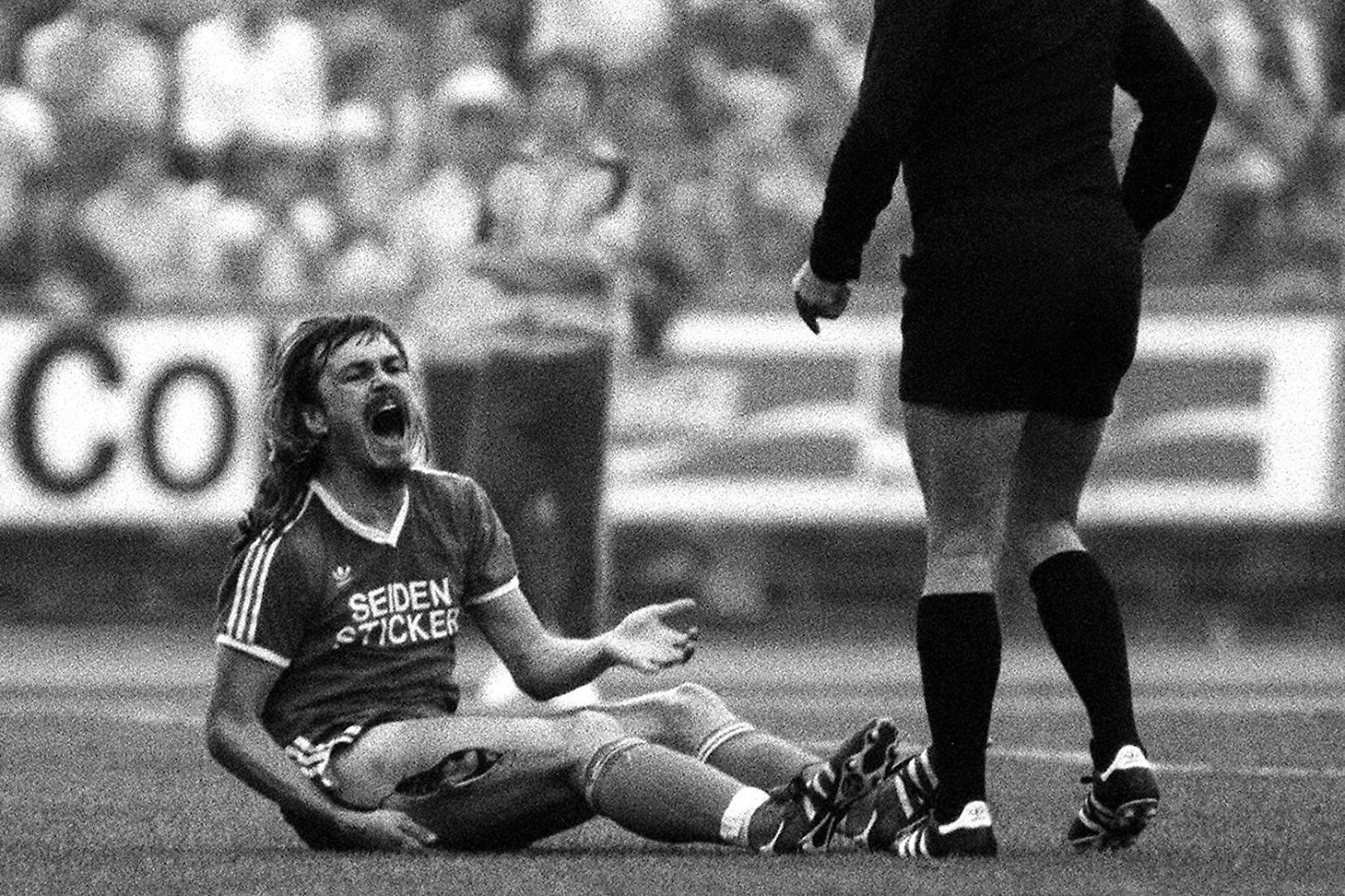 Es ist eines der berühmtesten Fouls der Bundesliga-Geschichte: Am 14. August 1981 treffen Arminia Bielefeld und Werder Bremen aufeinander. In der 18. Minute will Arminias schneller Stürmer Ewald Lienen an Norbert Siegmann vorbeisprinten, doch der Bremer grätscht brutal - und schlitzt Lienens Oberschenkel auf.