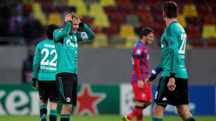 Benedikt Höwedes rauft sich nach Schalkes 0:0 bei Steaua die Haare.