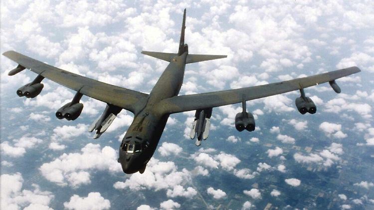 B-52 Bomber fliegen lange Distanzen und können besonders schwere Bomben abwerfen.