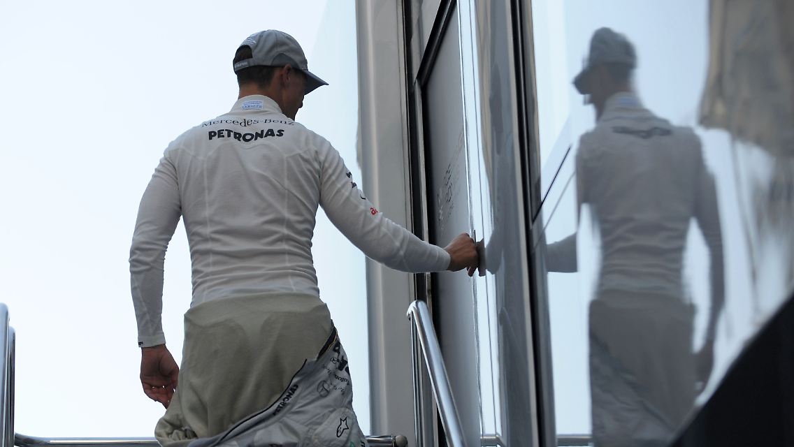 Nur noch nach Hause: Schumacher auf dem Weg in sein Motorhome.