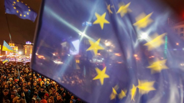 Seit Tagen demonstrieren vor allem junge Menschen in Kiew dafür, dass die Ukraine das Assoziierungsabkommen mit der EU doch unterzeichnet.