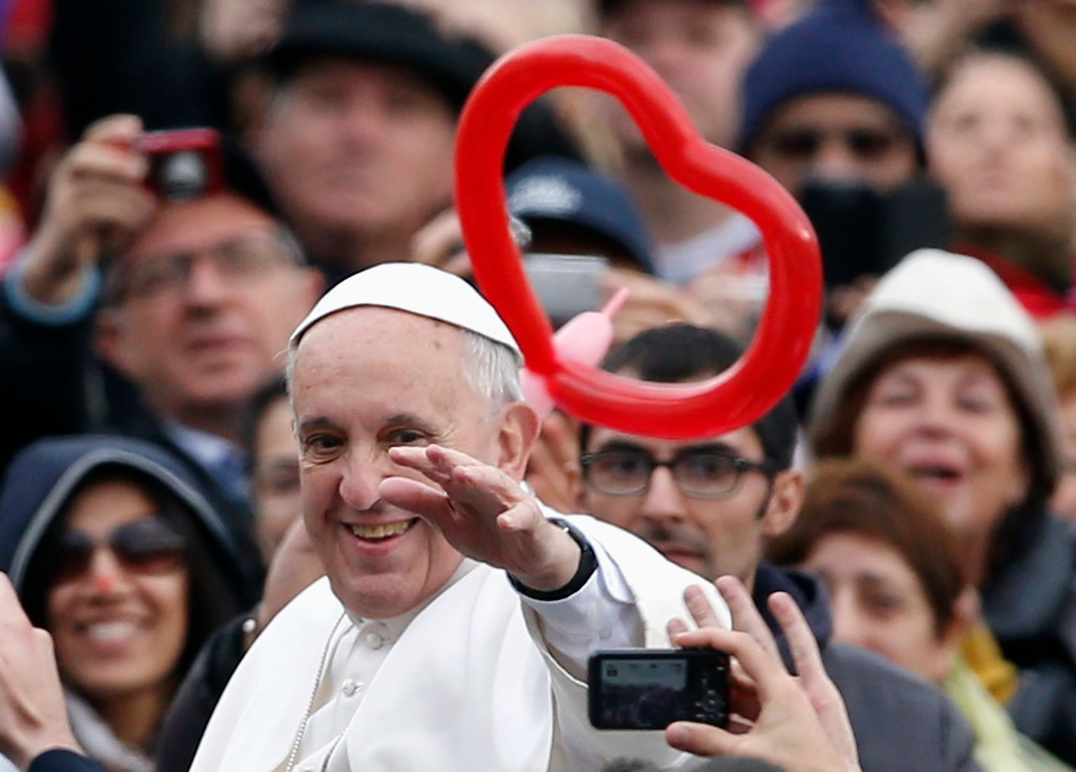 Seit Jorge Mario Bergoglio am 13. März 2013 Papst wurde, fliegen ihm die Herzen der Gläubigen zu.