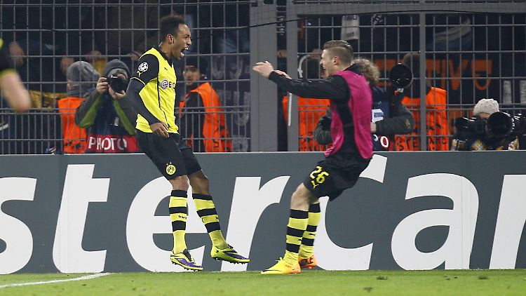 Aubameyang schreit die Freude über sein 3:1 heraus.