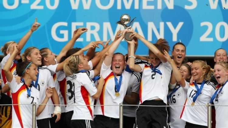 Das deutsche Team reckt den WM-Pokal nach oben.