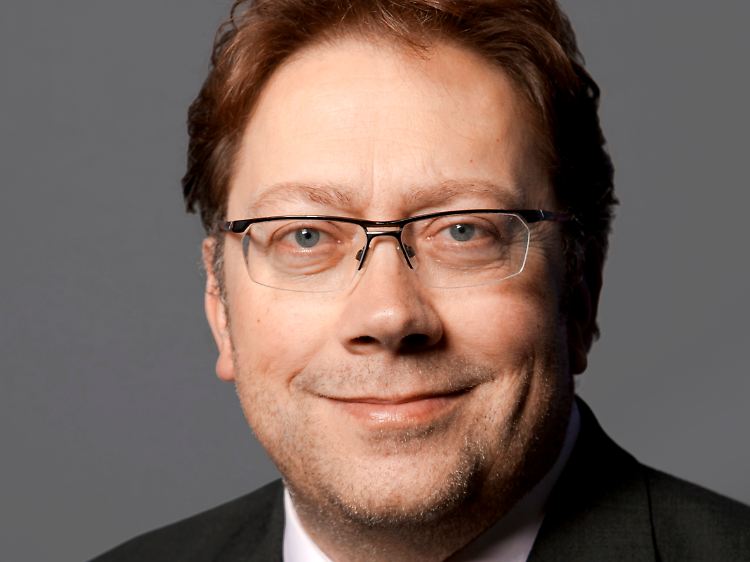 Andreas Hölzel vom ADAC findet die Maut überflüssig. Schon jetzt nehme der Staat mehr von Autofahrern ein, als er für den Straßenbau ausgebe.