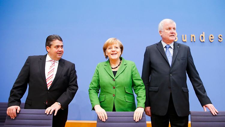 Die Bundeskanzlerin Angela Merkel (CDU), der CSU-Vorsitzende Horst Seehofer (r) und der SPD-Parteivorsitzende Sigmar Gabriel.