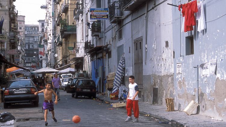 In einer Seitenstraße in Neapel ist Platz für ein Fußballspiel.