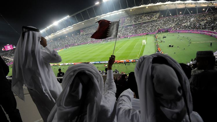Das unmenschliche Kafala-System wirft seinen Schatten auch auf den Fußball in Katar.