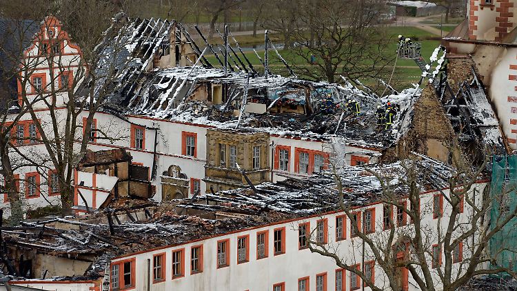 Der halbe Dachstuhl des Schlosses wurde durch das Feuer zerstört. Herunterlaufendes Löschwasser zerstörte die örtliche Stadtbibliothek. 